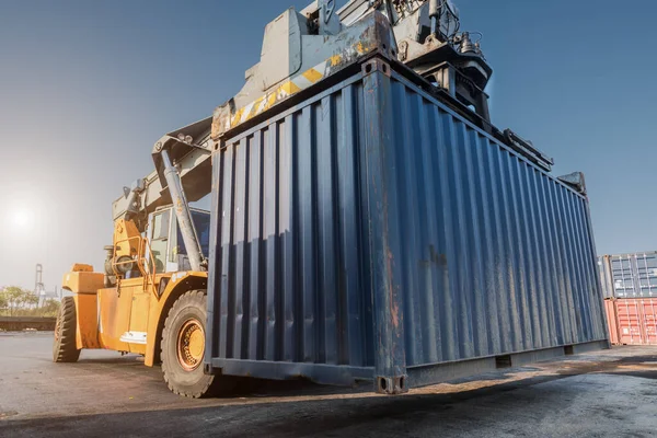 Heftruck box container handling — Stockfoto
