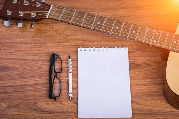 Notebook, matita e occhiali per chitarra — Foto Stock