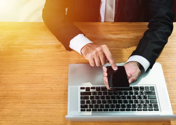 Uomo d'affari utilizzando il telefono cellulare touch — Foto Stock