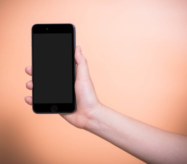Cep telefonu tutan kadın artı boş ekran 
