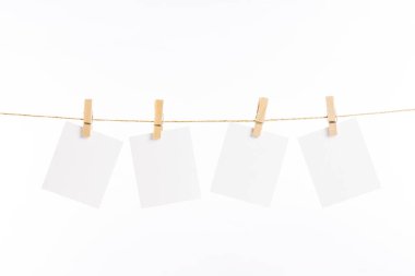 Kağıt kartlar ip asıyor.