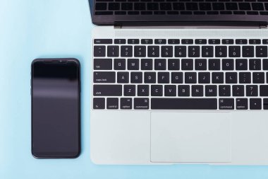 Modern teknolojinin en üst görüntüsü akıllı telefon ve bilgisayar la