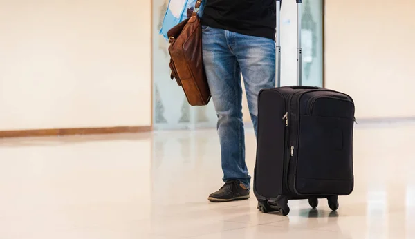Homem pessoas viajando bagagem saco ele espera avião — Fotografia de Stock