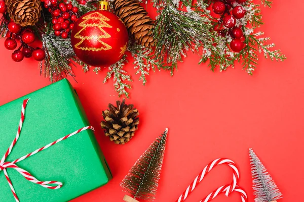 Vánoční zelená dárková krabice a dekorace, jedle větve stromů na r — Stock fotografie