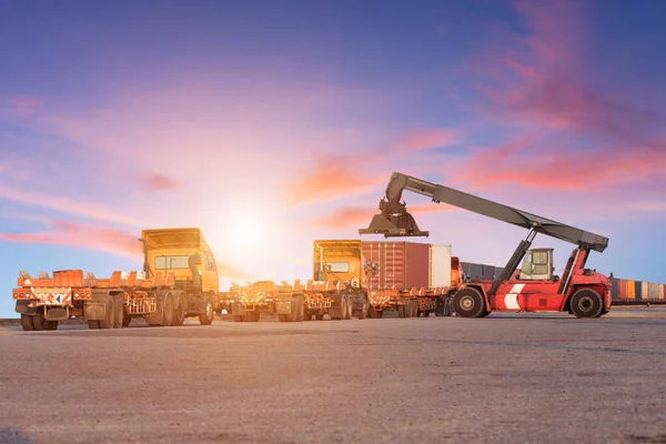 Carga de la caja de contenedores de manejo de carretillas elevadoras — Foto de Stock