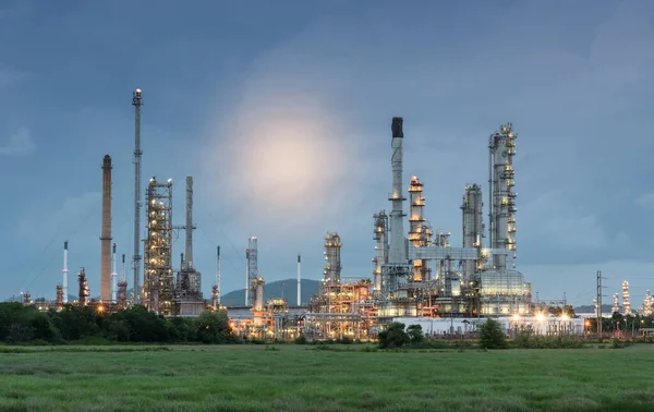 Torre de planta de refinaria de petróleo — Fotografia de Stock