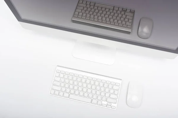 Tope görüntüleme monitörü bilgisayar retina görüntüsü, fare, klavye — Stok fotoğraf