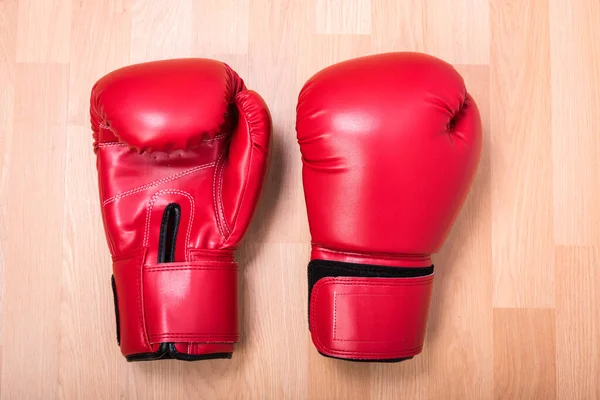 Dos guantes de boxeo rojos —  Fotos de Stock