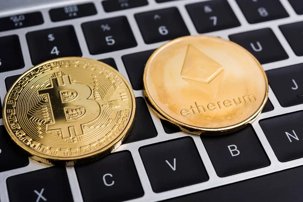 Virtuella Bitcoin och Ethereum mynt valuta finansiera pengar — Stockfoto