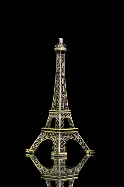 Kleiner Eiffelturm isoliert — Stockfoto