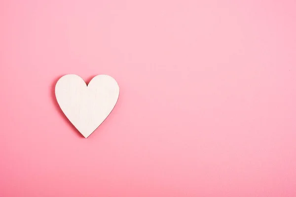 Corazones de madera sobre fondo rosa tienen espacio para copiar, día de San Valentín co — Foto de Stock