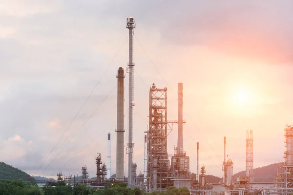 Fábrica de refinaria de petróleo pela manhã e Sunrise — Fotografia de Stock