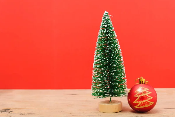 Decorações de composição de Natal, ramo de abeto verde mínimo — Fotografia de Stock