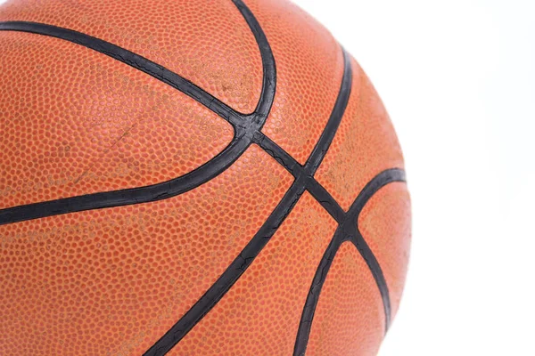 Eski basketbol topunu izole et — Stok fotoğraf