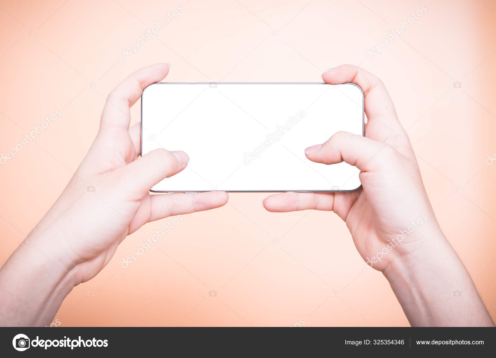 Mão segurando o celular parece jogar um jogo em branco na tela branca