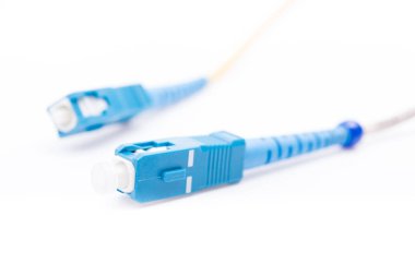 Beyaz arkaplanda izole edilmiş ağ için fiber optik kablolar