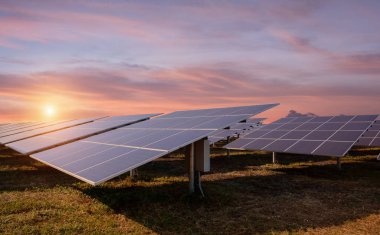 Fotovoltaik güneş enerjisi panelleri ve gün batımında güneş ışığı