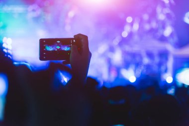 Etkinlik insanları akıllı cep telefonlarıyla canlı video festivali müzik konseri düzenliyor