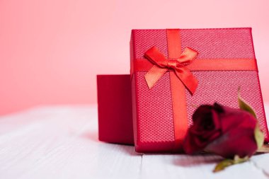 Beyaz ahşap arka planda hediye kutusu ve çiçek gülleri, Sevgililer Günü konsepti