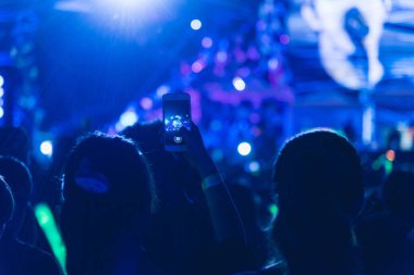 Etkinlik insanları akıllı cep telefonlarıyla canlı video festivali müzik konseri düzenliyor