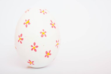 Güzel Paskalya Beyaz Yumurtası rengi beyaz arka planda izole edilmiş, Paskalya Günü konsepti