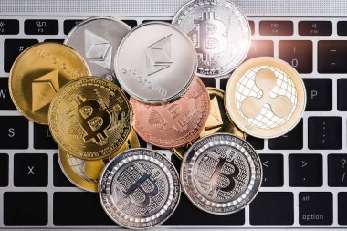 Sanal dalgalanma Xrp, Ethereum ve Bitcoin madeni paralar para birimini bilgisayar dizüstü bilgisayarı klavyesinde bir araya getirdi