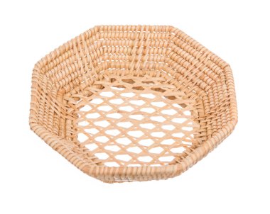 Ahşap sepet hasır, el yapımı. 45 derecelik görüş açısı var. Beyaz arkaplanda izole edilmiş.