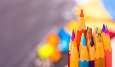 Okula geri dönüyorum, kırmızı kalem kalabalıktan uzak duruyor, bir sürü iş başarısı konsepti var.