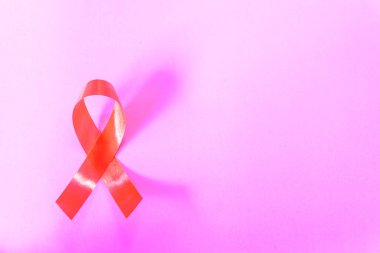 Kırmızı Kurdele Destek Hiv, Pembe arkaplanda yardımlar ve kullanım için kopyalama alanı