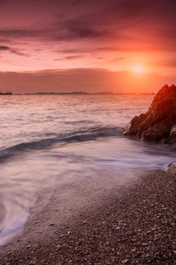 Tropik plaj güzel gün batımı Denizde, Tayland 'da Asya