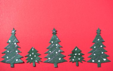 Kırmızı arkaplanda Noel yeşil ağacı ve kullanmak için kopyalama alanı