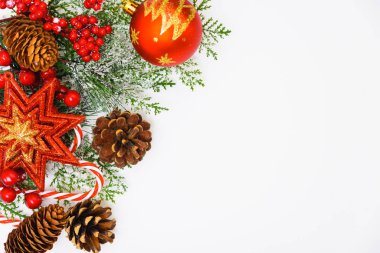 Noel kompozisyon süslemeleri, beyaz arka planda köknar dalları. Mutlu Noeller. Metin için alanı kopyala