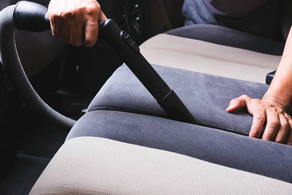 Trabalhador Homem Limpeza Poeira Interior Vácuo Dentro Carro Após Lavagem — Fotografia de Stock