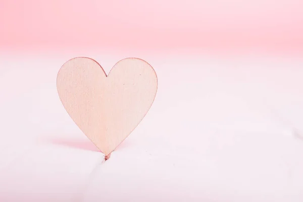 Cuore Legno Legno Bianco Hanno Sfondo Rosa Concetto Giorno San — Foto Stock