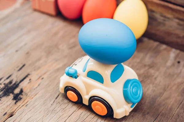 Telur Paskah Dan Mainan Mobil Latar Belakang Kayu Konsep Hari — Stok Foto