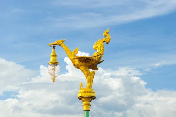 Lámpara Pie Para Decorar Jardín Pasarela Estructura Del Pájaro Dorado —  Fotos de Stock