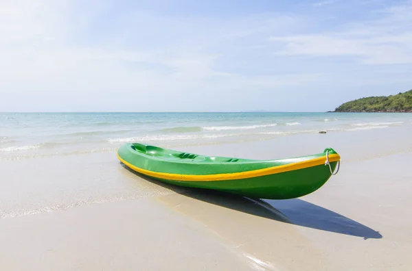 Kayak Alla Spiaggia Mare Sullo Sfondo — Foto Stock
