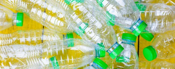 黄色の木にリサイクルされたペットボトルのゴミ 環境コンセプト — ストック写真