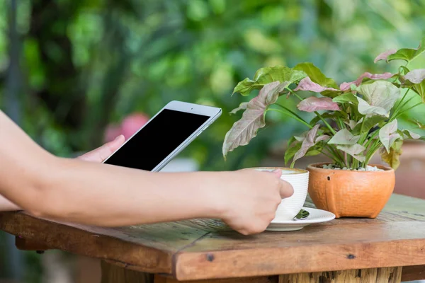 Primer Plano Las Manos Mujer Usando Tableta Cafetería — Foto de Stock