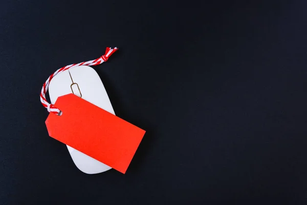 オンラインショッピング黒の背景を持つ白いマウスの空白の赤いタグ — ストック写真