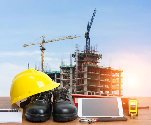 Ingeniero Mesa Trabajo Con Tableta Herramientas Construcción Edificios Grúa — Foto de Stock