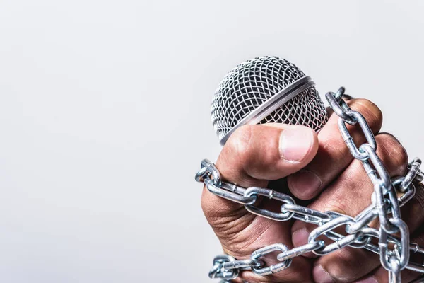 Mano Che Tiene Microfono Hanno Catena Sul Pugno Mano Sfondo — Foto Stock