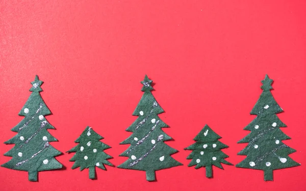 Boże Narodzenie Zielone Drzewo Czerwonym Tle Mają Miejsce Kopiowania Użytku — Zdjęcie stockowe