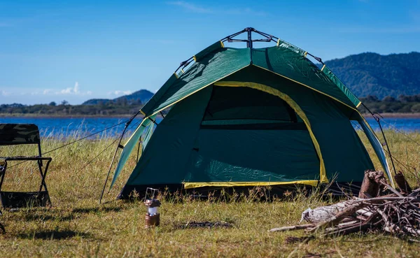 Campeggio Tenda Verde Vicino Lago Nessuna Gente — Foto Stock