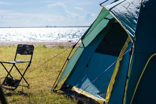 Camping Grönt Tält Nära Sjön Inga Människor — Stockfoto
