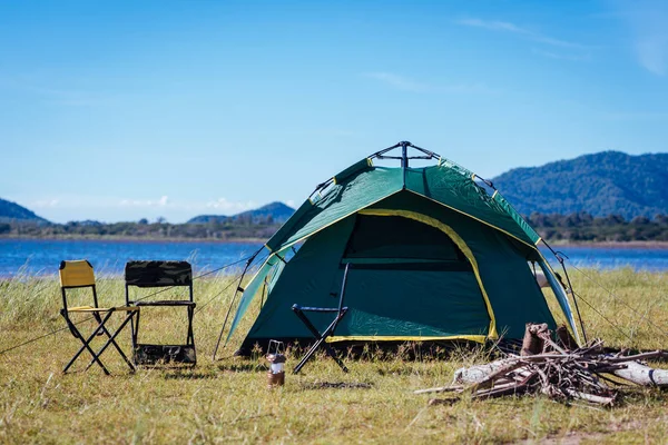 Campeggio Tenda Verde Vicino Lago Nessuna Gente — Foto Stock