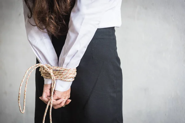 Detalhe Sequestrado Jovens Mãos Femininas Amarrado Pulso Com Conceito Corda — Fotografia de Stock