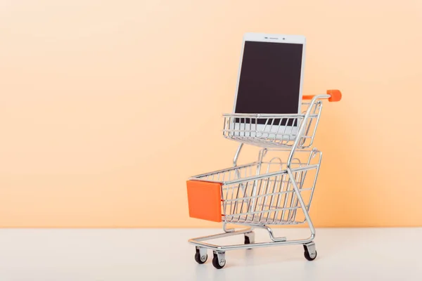 Mock Shoppong Online Vagn Och Smartphone Skrivbord Kontor Mjuk Gul — Stockfoto
