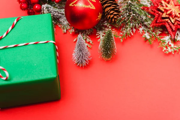 Caja Regalo Verde Navidad Decoraciones Ramas Abeto Sobre Fondo Rojo — Foto de Stock