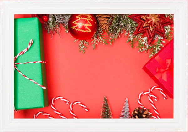 Weihnachtsdekoration Mit Weißem Fotorahmen Quadratisch Und Tannenzweigen Auf Rotem Hintergrund — Stockfoto
